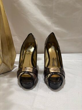 BRAND NEW! GUESS Brown Snakeskin-Print Peep Toe Heels with Gold Plaque